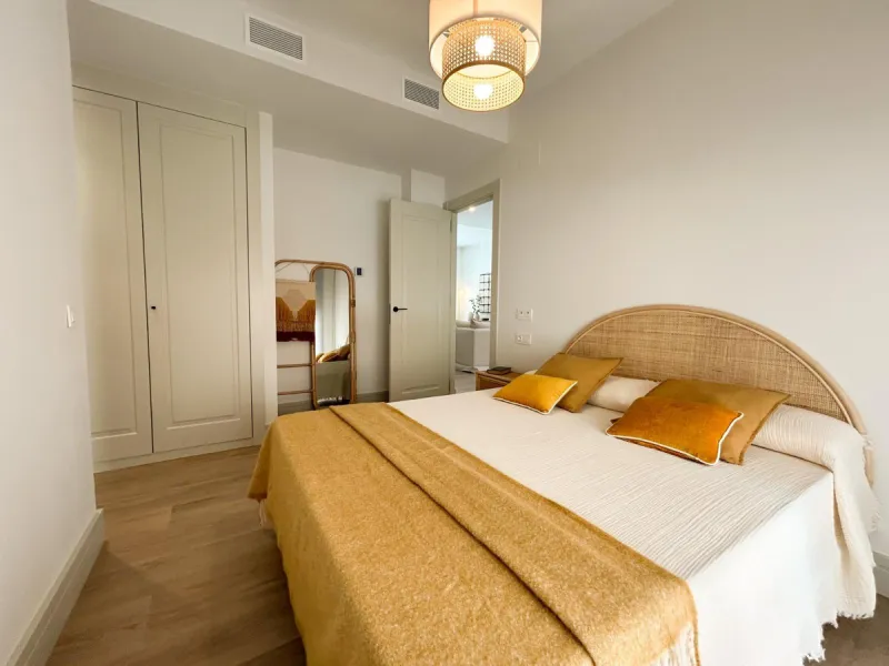 Situated in one of the most prestigious and sought-after areas of Málaga, this spectacular detached home is located on the iconic Avenida Miramar, in the heart of El Limonar. Just 600 metres from the beach and surrounded by all essential services — school
