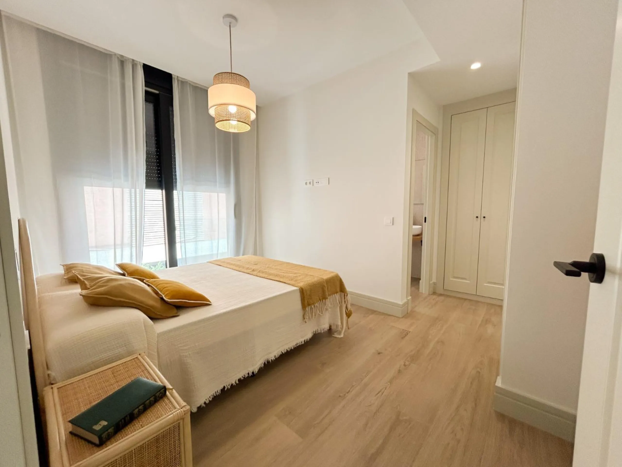 Situated in one of the most prestigious and sought-after areas of Málaga, this spectacular detached home is located on the iconic Avenida Miramar, in the heart of El Limonar. Just 600 metres from the beach and surrounded by all essential services — school