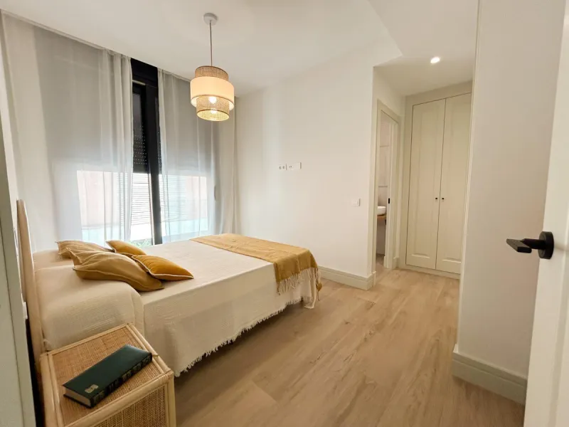 Situated in one of the most prestigious and sought-after areas of Málaga, this spectacular detached home is located on the iconic Avenida Miramar, in the heart of El Limonar. Just 600 metres from the beach and surrounded by all essential services — school