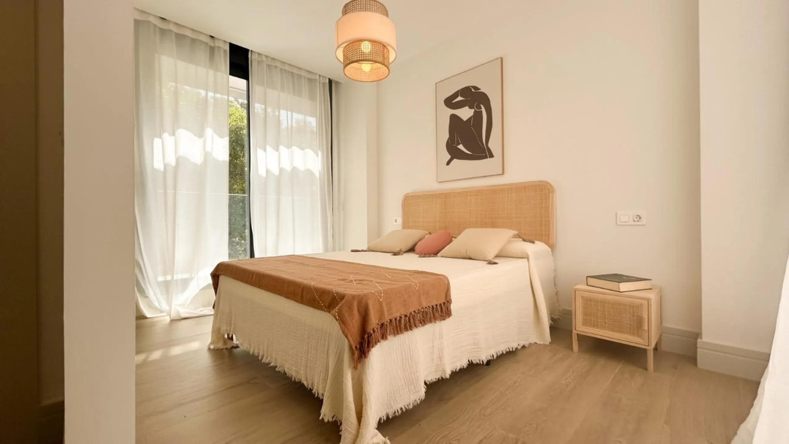 Situated in one of the most prestigious and sought-after areas of Málaga, this spectacular detached home is located on the iconic Avenida Miramar, in the heart of El Limonar. Just 600 metres from the beach and surrounded by all essential services — school