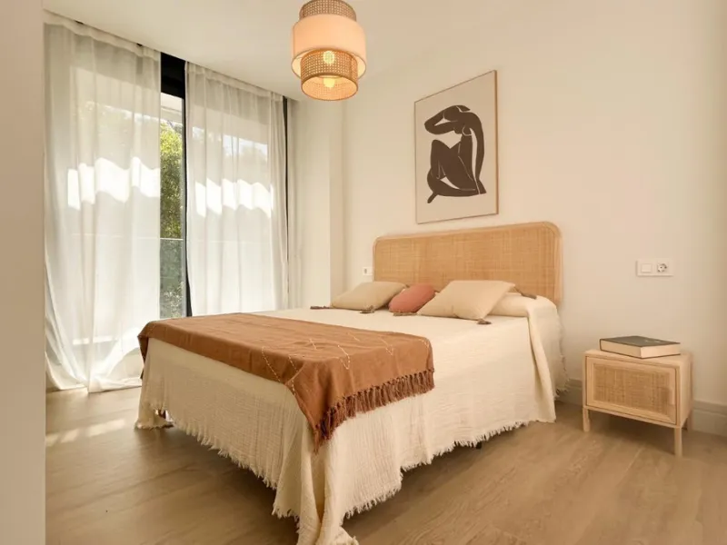 Situated in one of the most prestigious and sought-after areas of Málaga, this spectacular detached home is located on the iconic Avenida Miramar, in the heart of El Limonar. Just 600 metres from the beach and surrounded by all essential services — school