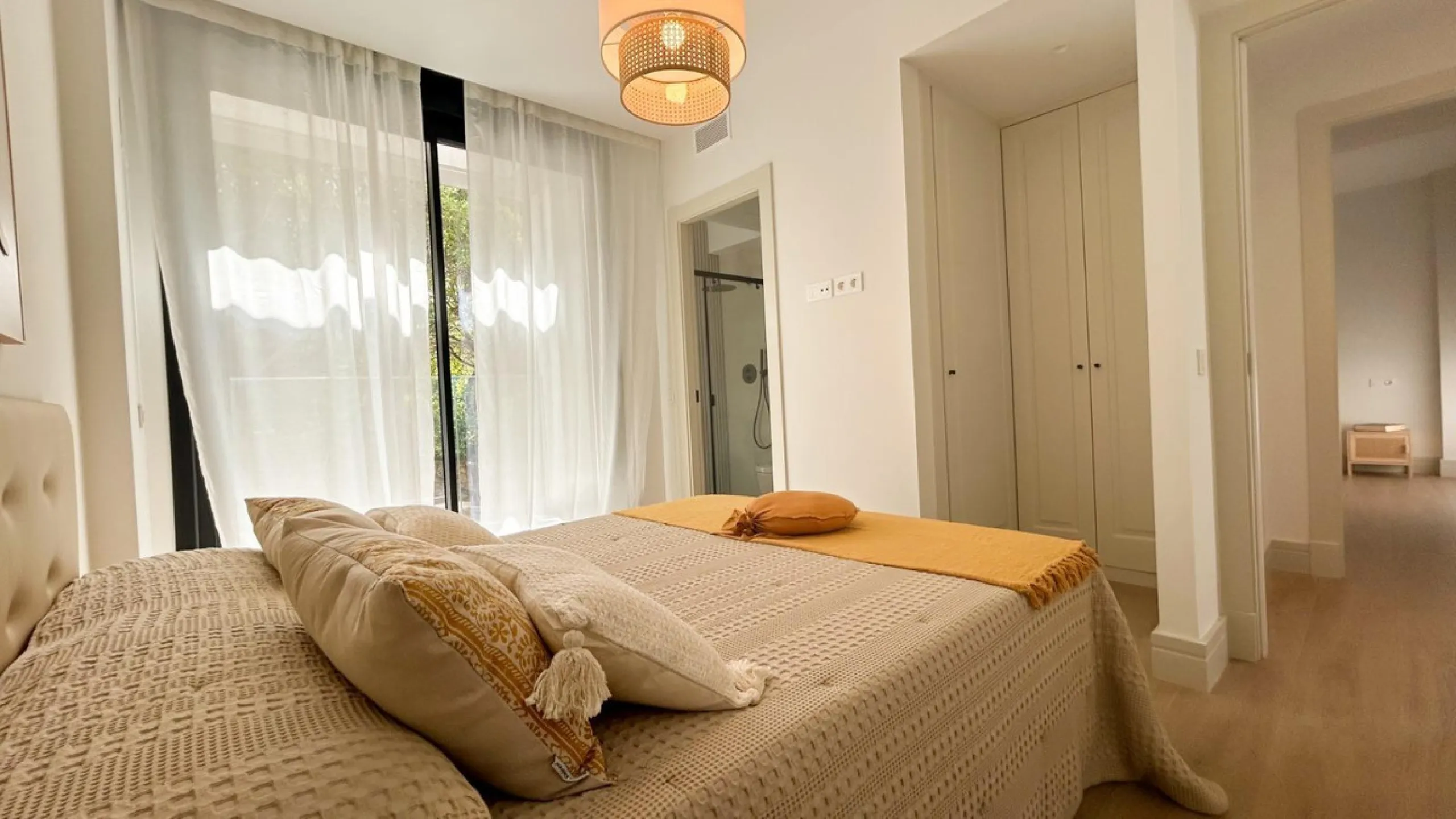 Situated in one of the most prestigious and sought-after areas of Málaga, this spectacular detached home is located on the iconic Avenida Miramar, in the heart of El Limonar. Just 600 metres from the beach and surrounded by all essential services — school