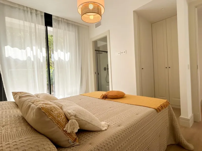 Situated in one of the most prestigious and sought-after areas of Málaga, this spectacular detached home is located on the iconic Avenida Miramar, in the heart of El Limonar. Just 600 metres from the beach and surrounded by all essential services — school