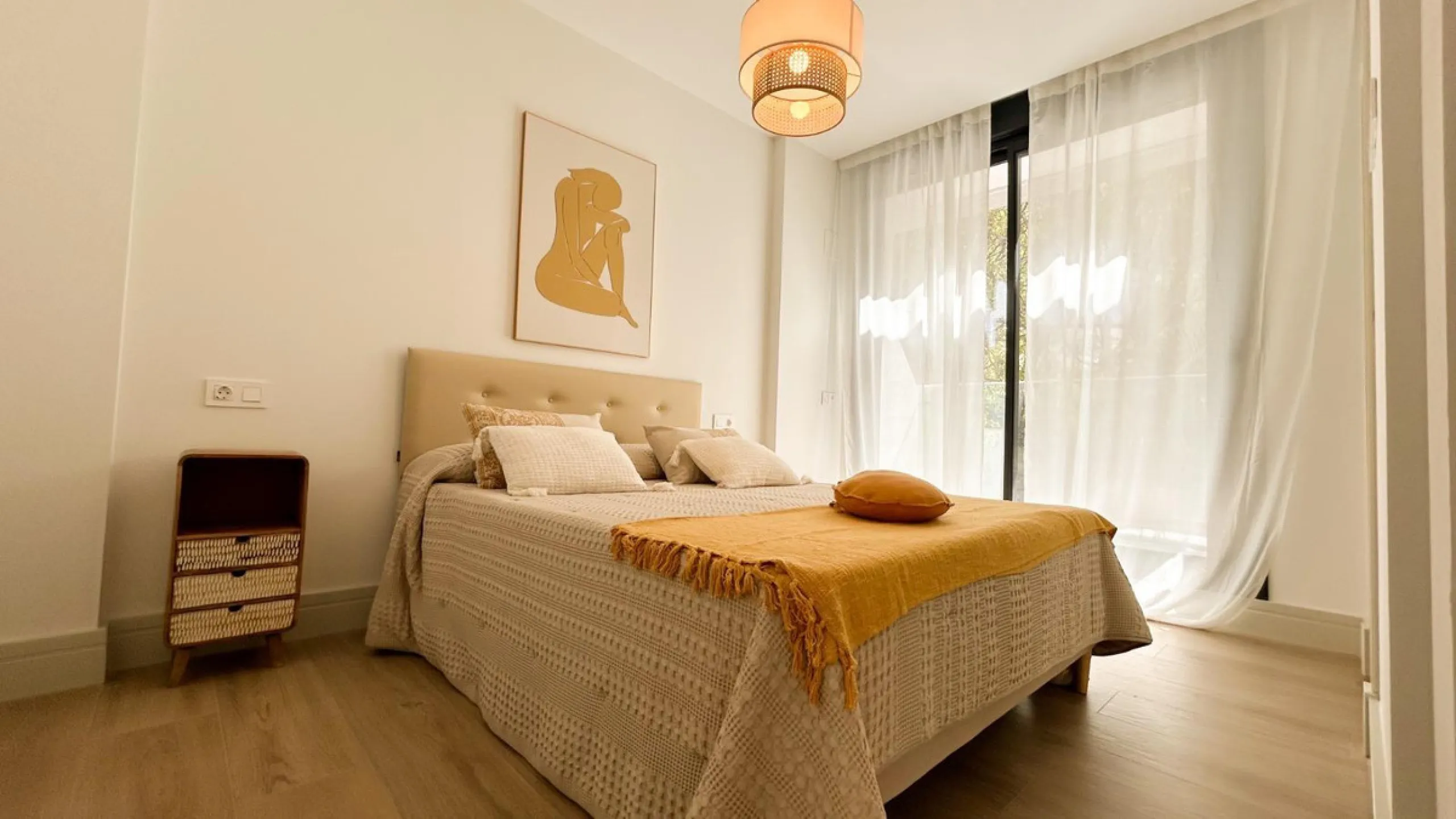 Situated in one of the most prestigious and sought-after areas of Málaga, this spectacular detached home is located on the iconic Avenida Miramar, in the heart of El Limonar. Just 600 metres from the beach and surrounded by all essential services — school