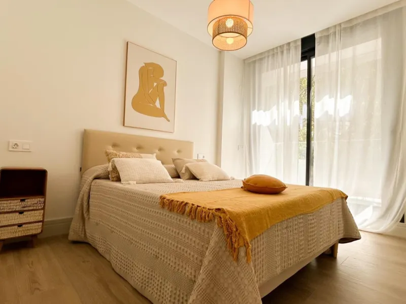 Situated in one of the most prestigious and sought-after areas of Málaga, this spectacular detached home is located on the iconic Avenida Miramar, in the heart of El Limonar. Just 600 metres from the beach and surrounded by all essential services — school