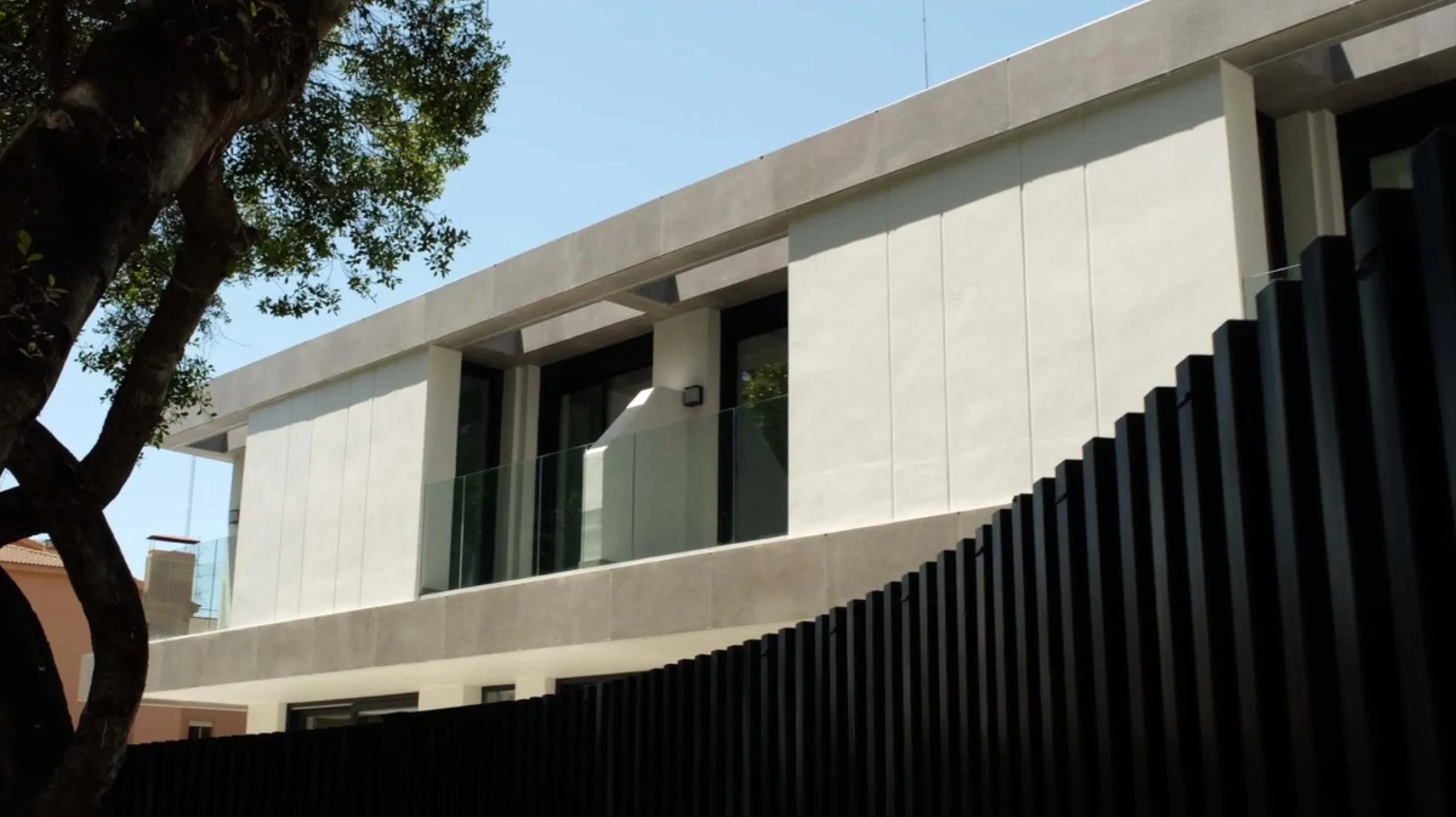 Situated in one of the most prestigious and sought-after areas of Málaga, this spectacular detached home is located on the iconic Avenida Miramar, in the heart of El Limonar. Just 600 metres from the beach and surrounded by all essential services — school