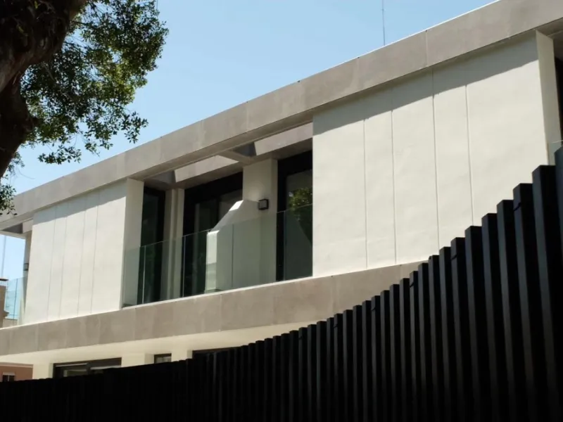 Situated in one of the most prestigious and sought-after areas of Málaga, this spectacular detached home is located on the iconic Avenida Miramar, in the heart of El Limonar. Just 600 metres from the beach and surrounded by all essential services — school