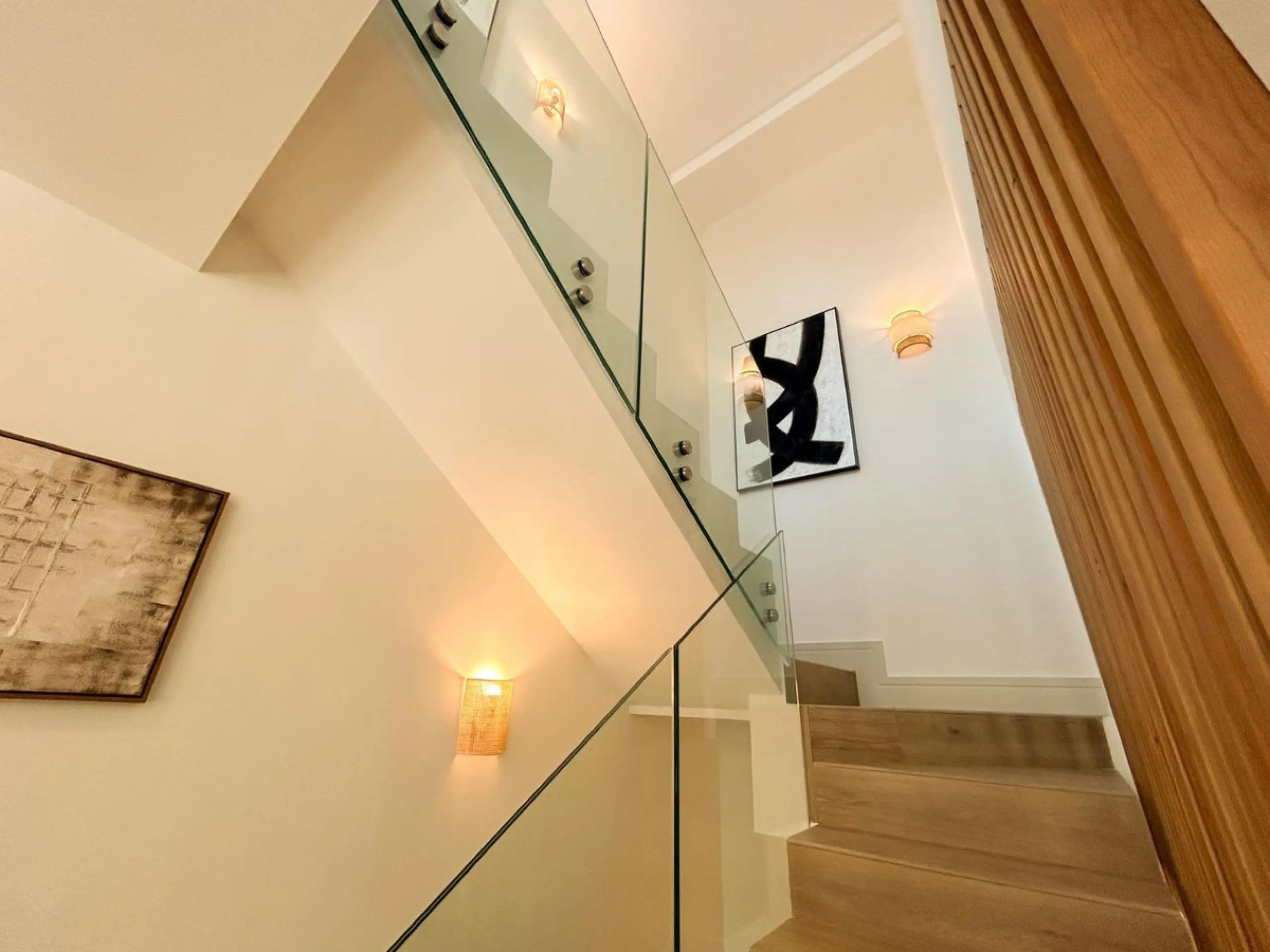 Situated in one of the most prestigious and sought-after areas of Málaga, this spectacular detached home is located on the iconic Avenida Miramar, in the heart of El Limonar. Just 600 metres from the beach and surrounded by all essential services — school