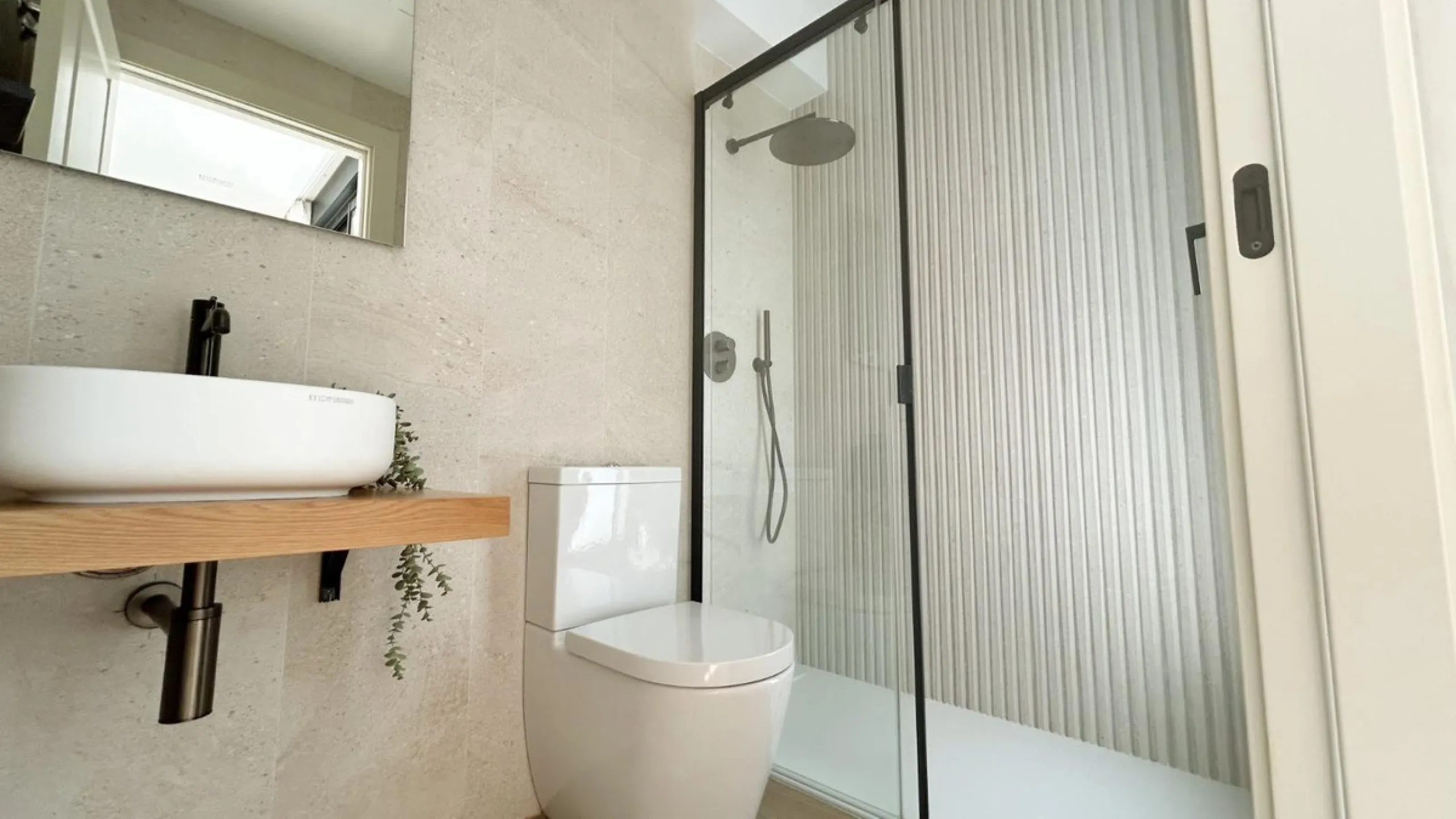 Situated in one of the most prestigious and sought-after areas of Málaga, this spectacular detached home is located on the iconic Avenida Miramar, in the heart of El Limonar. Just 600 metres from the beach and surrounded by all essential services — school