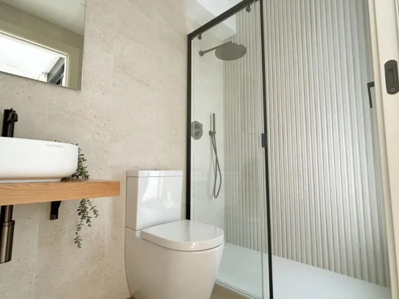 Situated in one of the most prestigious and sought-after areas of Málaga, this spectacular detached home is located on the iconic Avenida Miramar, in the heart of El Limonar. Just 600 metres from the beach and surrounded by all essential services — school