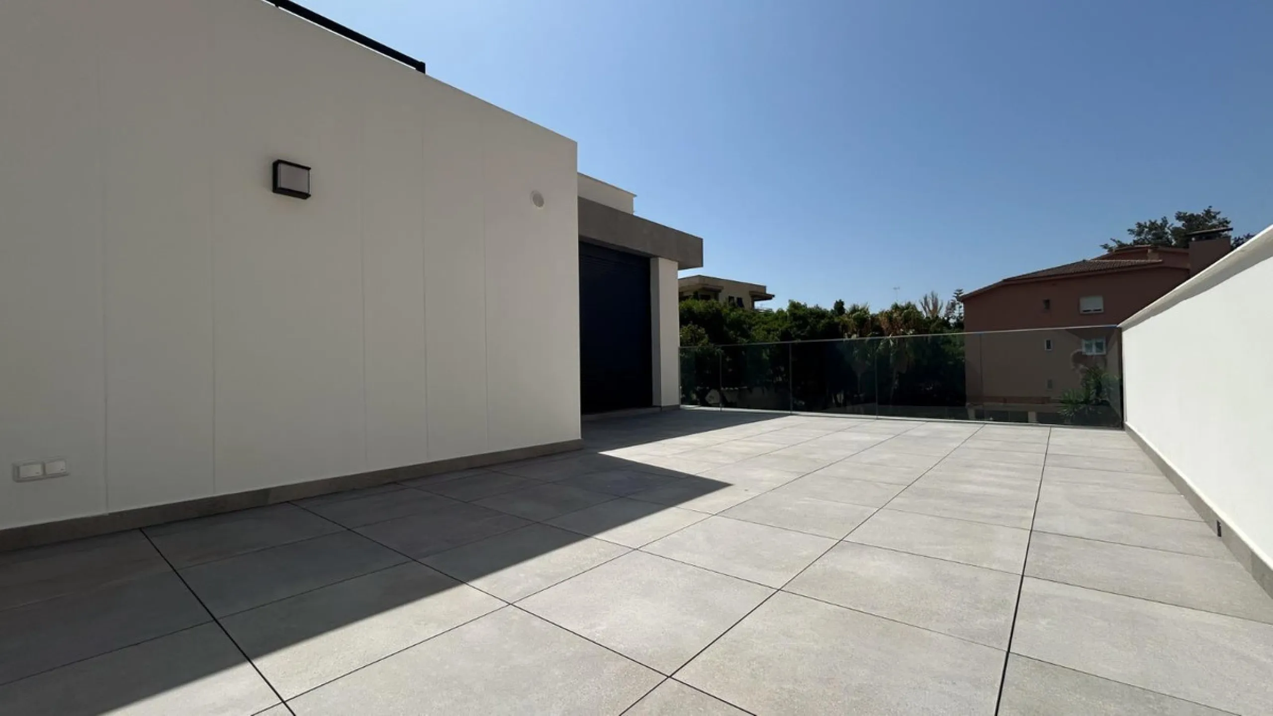 Situated in one of the most prestigious and sought-after areas of Málaga, this spectacular detached home is located on the iconic Avenida Miramar, in the heart of El Limonar. Just 600 metres from the beach and surrounded by all essential services — school