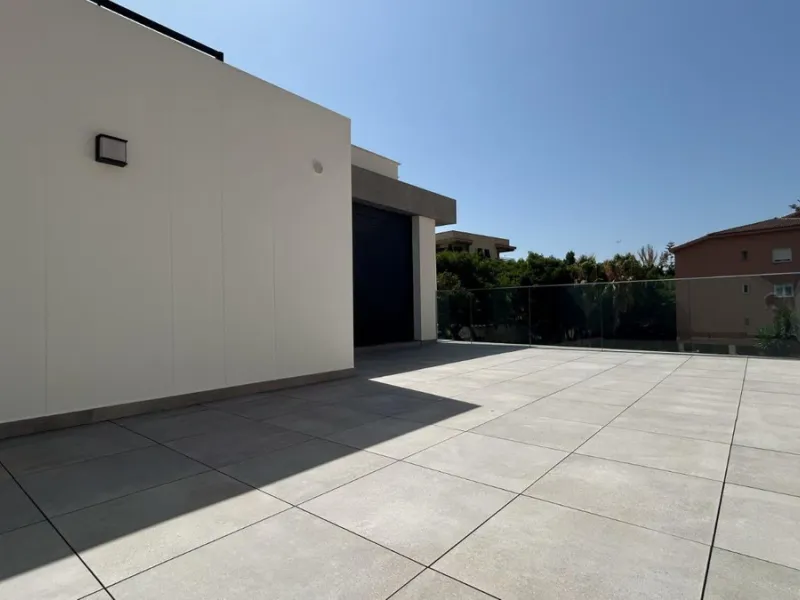 Situated in one of the most prestigious and sought-after areas of Málaga, this spectacular detached home is located on the iconic Avenida Miramar, in the heart of El Limonar. Just 600 metres from the beach and surrounded by all essential services — school