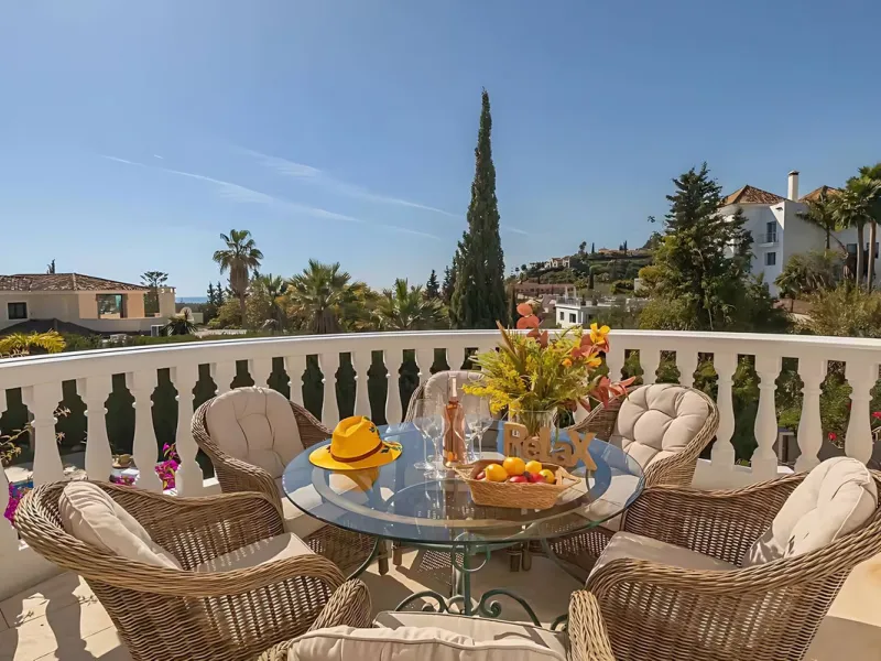 Villa Las Brisas is an immaculately presented detached villa located in the sought-after area of Paraiso Alto, offering a perfect blend of privacy, comfort, and contemporary family living.