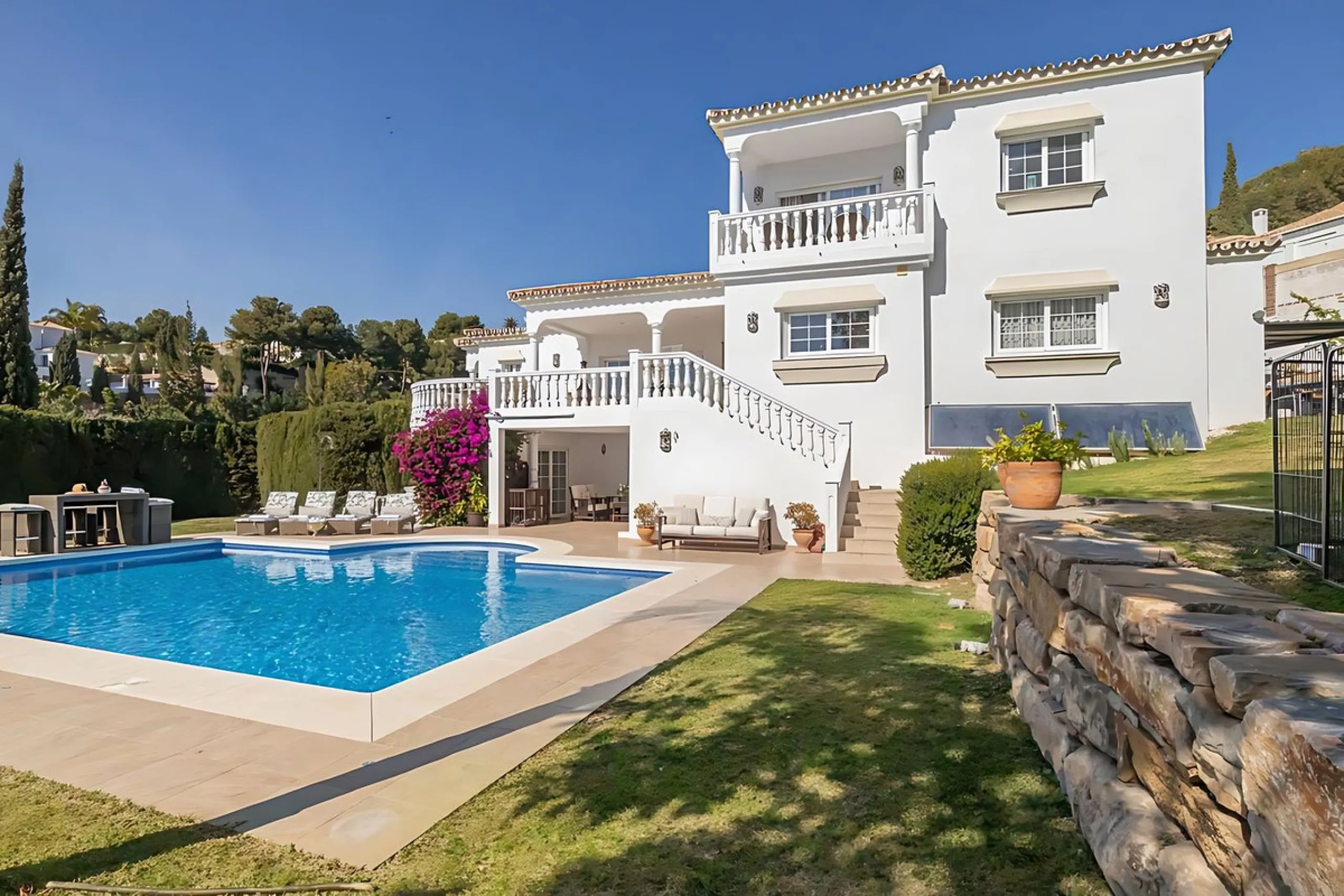 Villa Las Brisas is an immaculately presented detached villa located in the sought-after area of Paraiso Alto, offering a perfect blend of privacy, comfort, and contemporary family living.