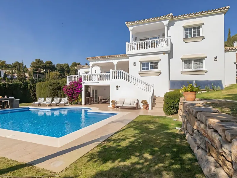 Villa Las Brisas is an immaculately presented detached villa located in the sought-after area of Paraiso Alto, offering a perfect blend of privacy, comfort, and contemporary family living.