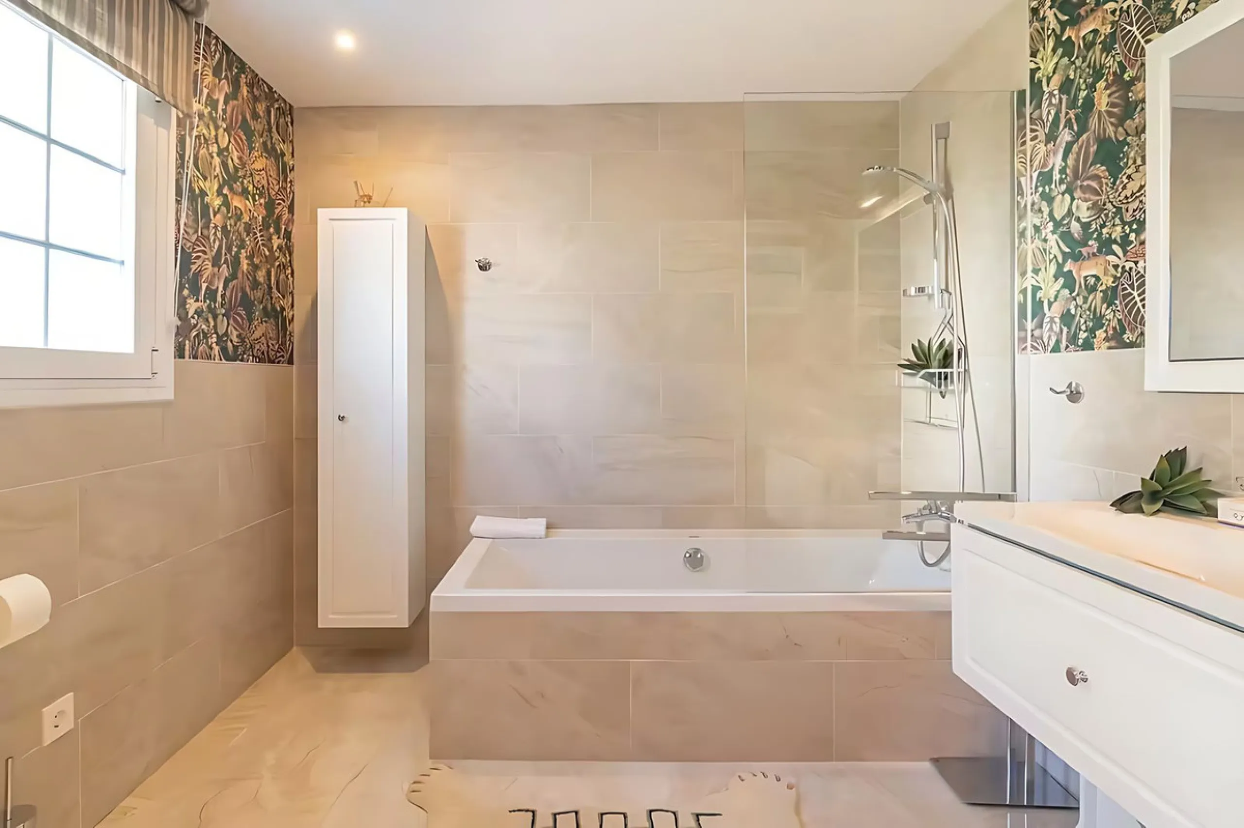 Villa Las Brisas is an immaculately presented detached villa located in the sought-after area of Paraiso Alto, offering a perfect blend of privacy, comfort, and contemporary family living.