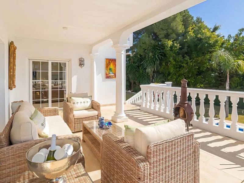 Villa Las Brisas is an immaculately presented detached villa located in the sought-after area of Paraiso Alto, offering a perfect blend of privacy, comfort, and contemporary family living.