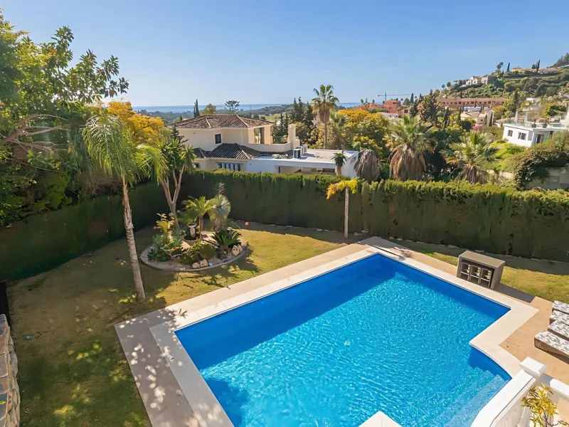 Villa Las Brisas is an immaculately presented detached villa located in the sought-after area of Paraiso Alto, offering a perfect blend of privacy, comfort, and contemporary family living.