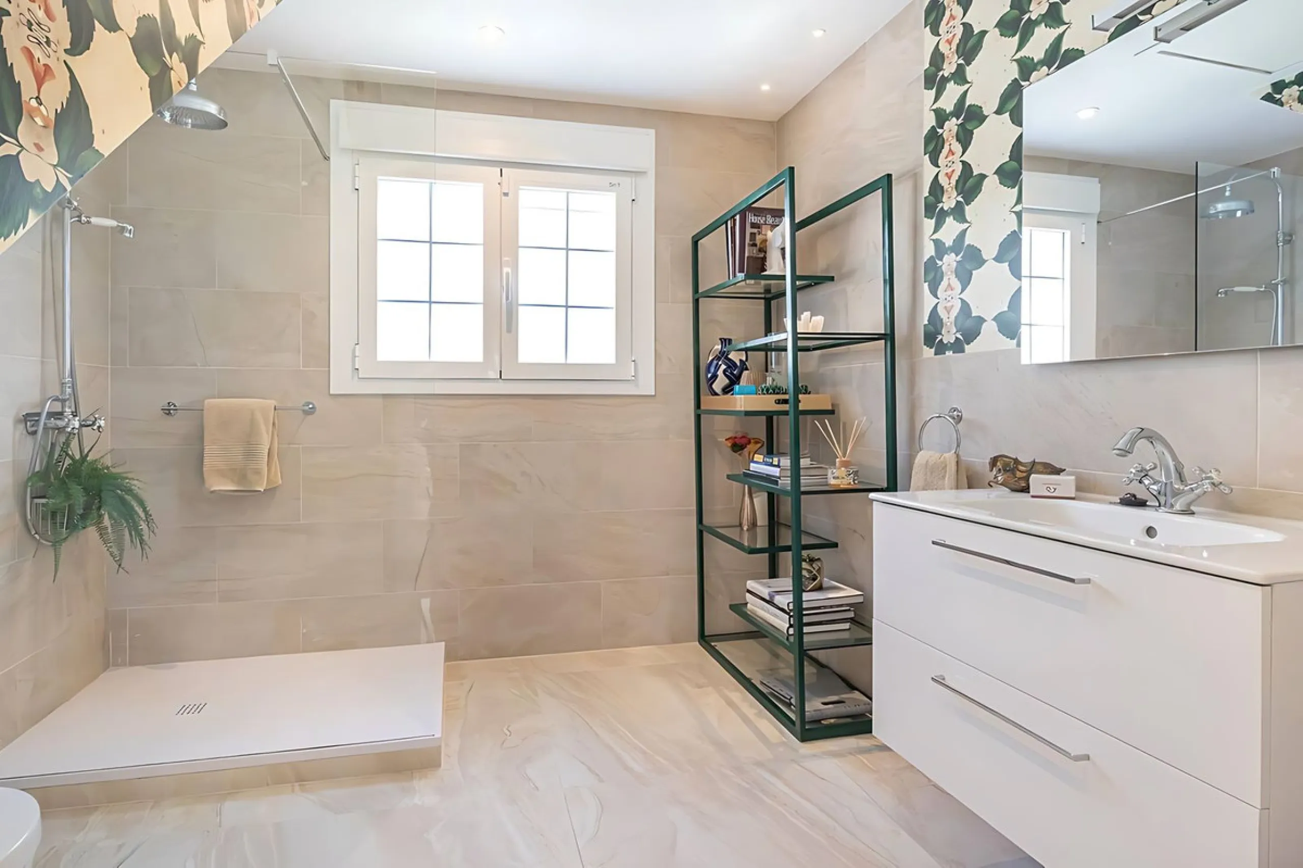 Villa Las Brisas is an immaculately presented detached villa located in the sought-after area of Paraiso Alto, offering a perfect blend of privacy, comfort, and contemporary family living.