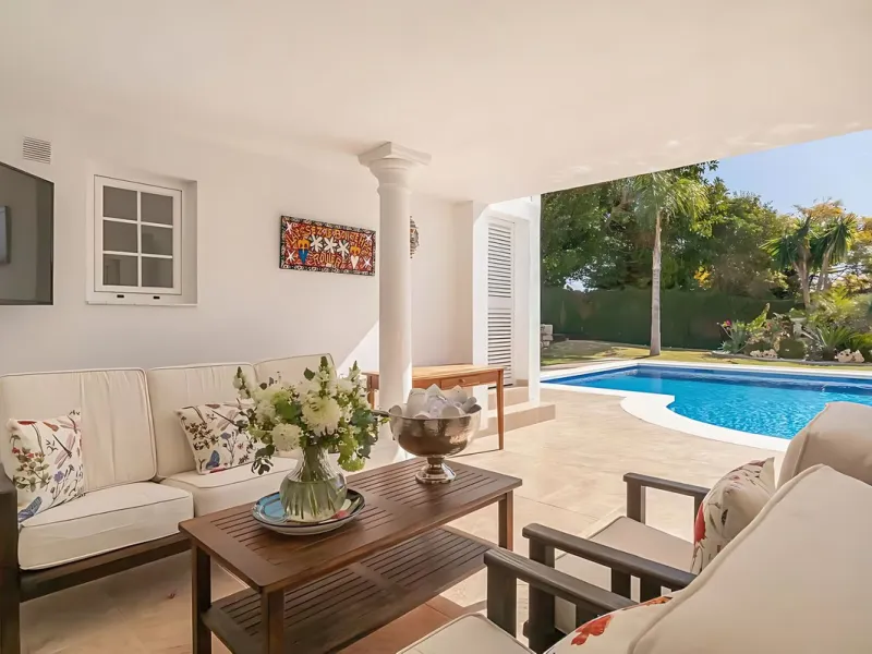 Villa Las Brisas is an immaculately presented detached villa located in the sought-after area of Paraiso Alto, offering a perfect blend of privacy, comfort, and contemporary family living.