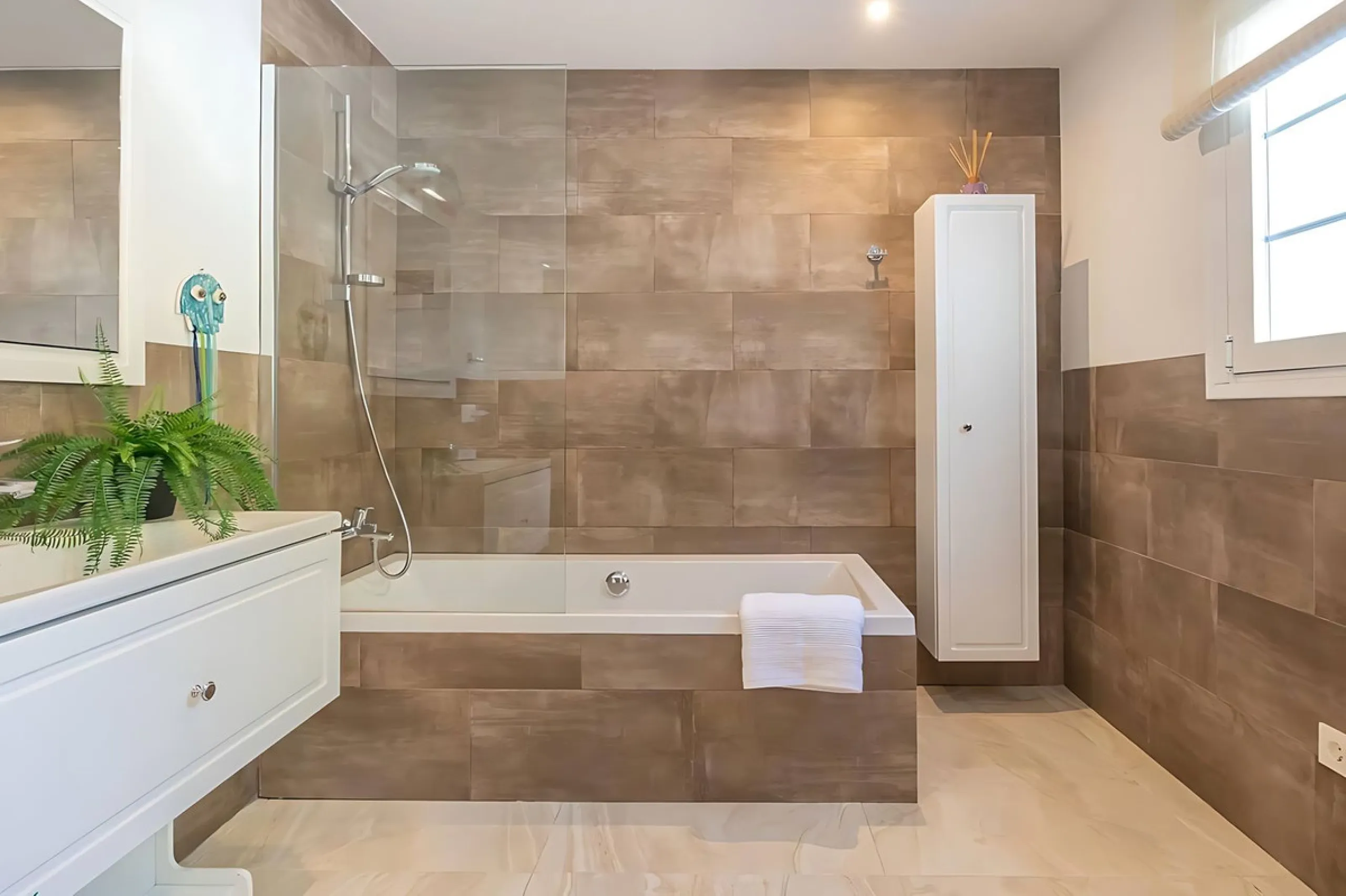 Villa Las Brisas is an immaculately presented detached villa located in the sought-after area of Paraiso Alto, offering a perfect blend of privacy, comfort, and contemporary family living.