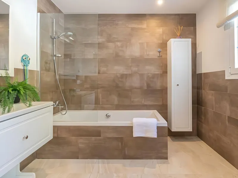 Villa Las Brisas is an immaculately presented detached villa located in the sought-after area of Paraiso Alto, offering a perfect blend of privacy, comfort, and contemporary family living.