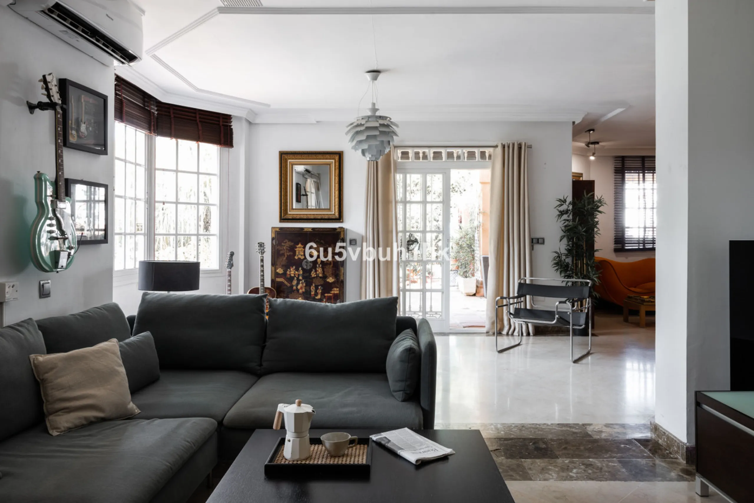 Luxury villa with an amazing tropical garden and a private pool, is a must see. This villa is completely modernized and for sale in El Coto, Fuengirola