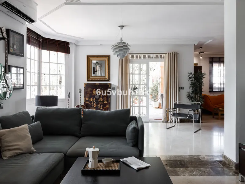 Luxury villa with an amazing tropical garden and a private pool, is a must see. This villa is completely modernized and for sale in El Coto, Fuengirola