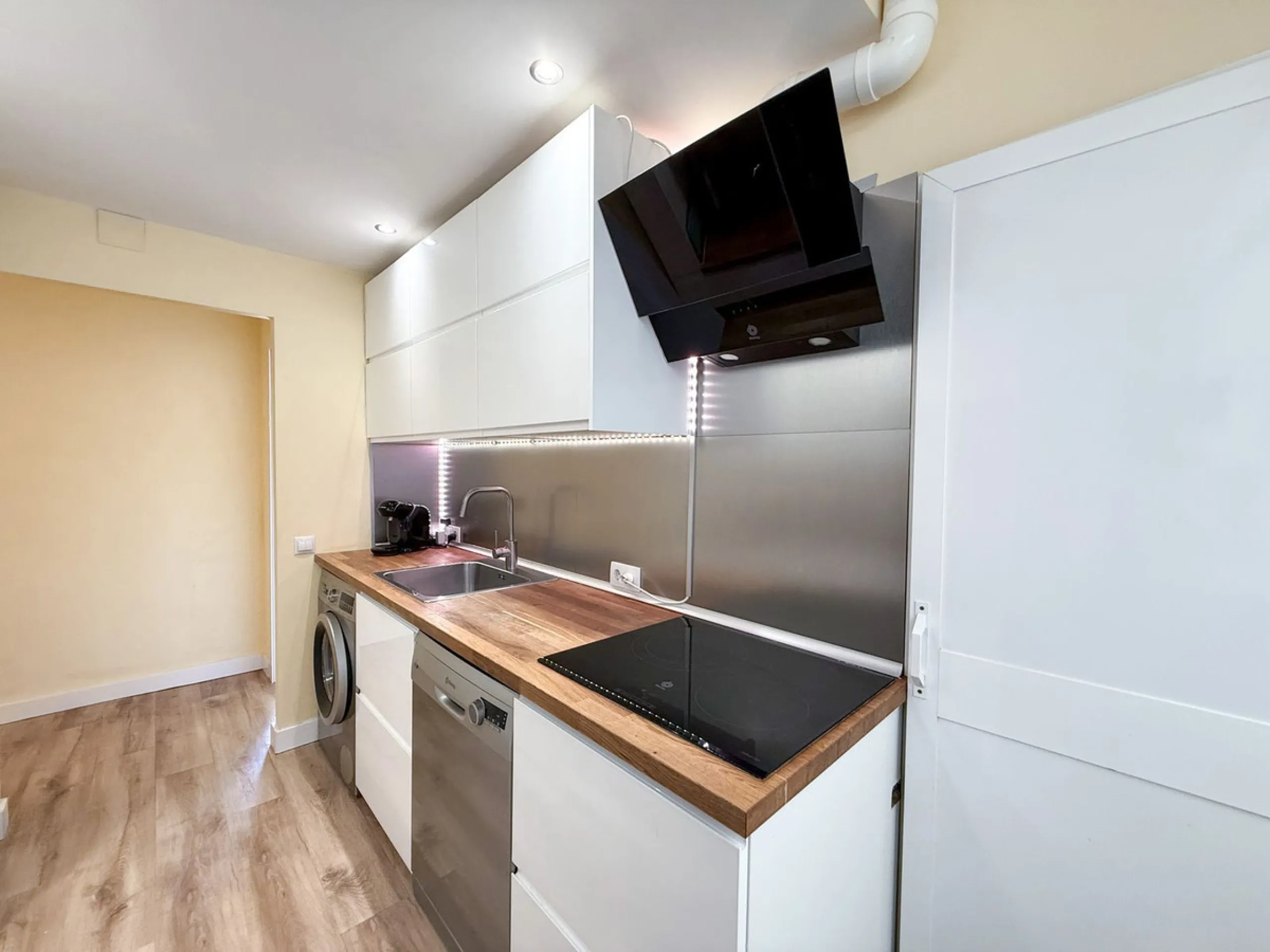 Fully Renovated Corner Apartment with Sea Views in the Heart of Arroyo de la Miel