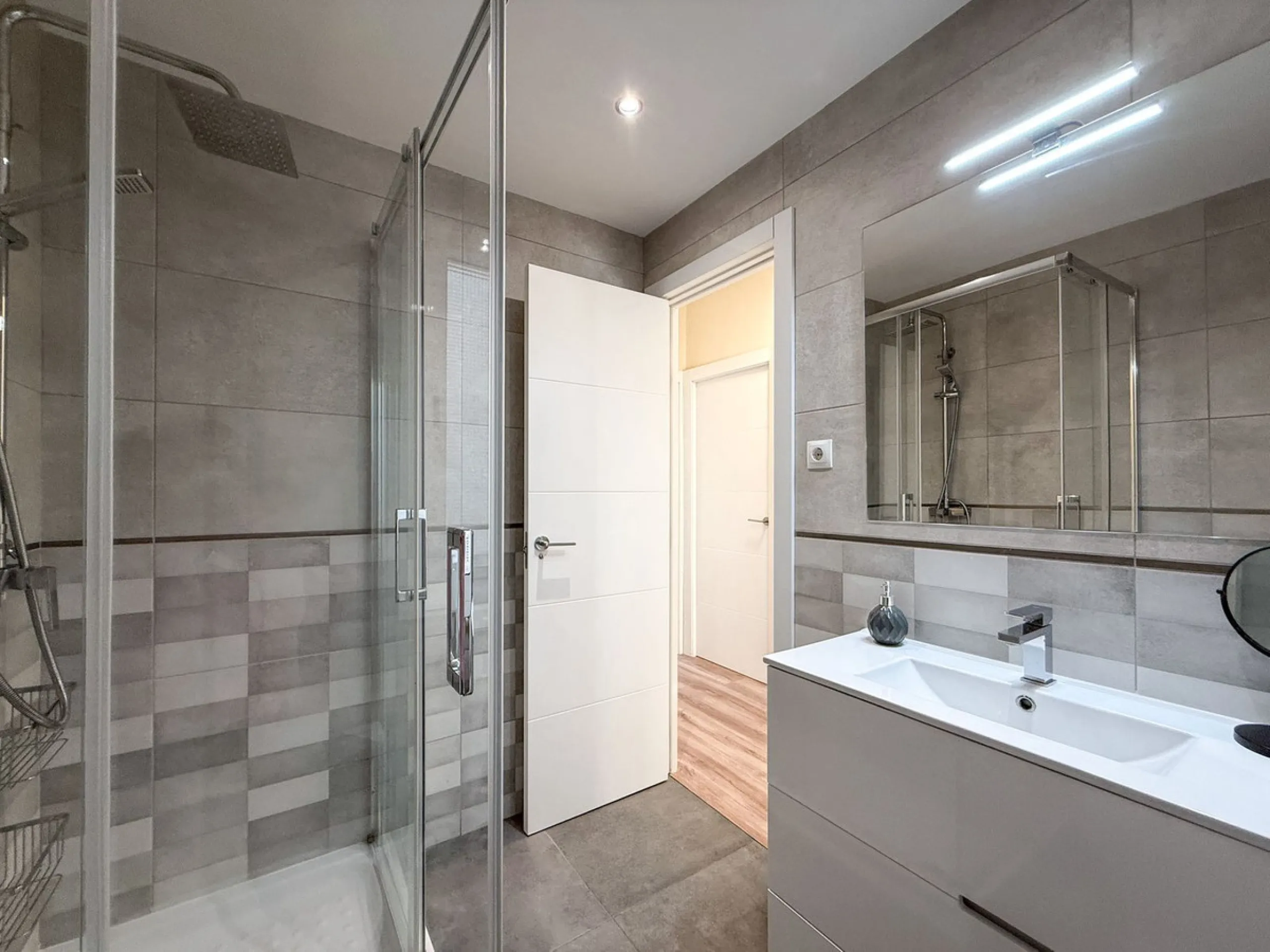 Fully Renovated Corner Apartment with Sea Views in the Heart of Arroyo de la Miel