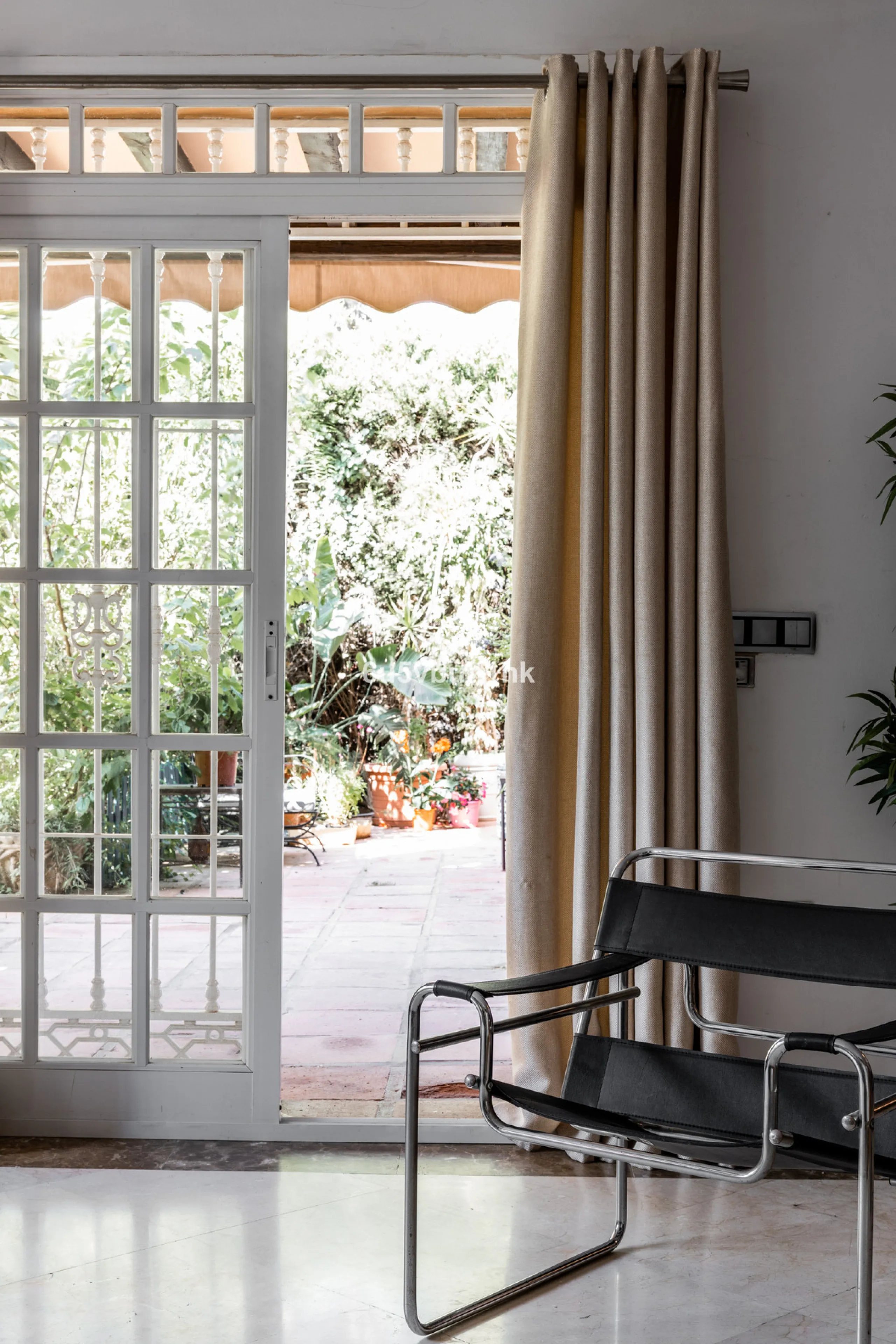 Luxury villa with an amazing tropical garden and a private pool, is a must see. This villa is completely modernized and for sale in El Coto, Fuengirola