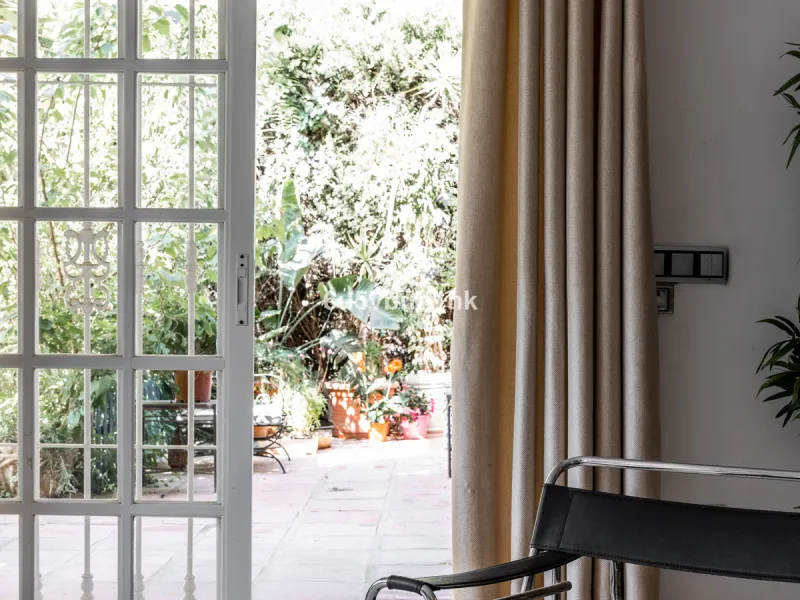 Luxury villa with an amazing tropical garden and a private pool, is a must see. This villa is completely modernized and for sale in El Coto, Fuengirola