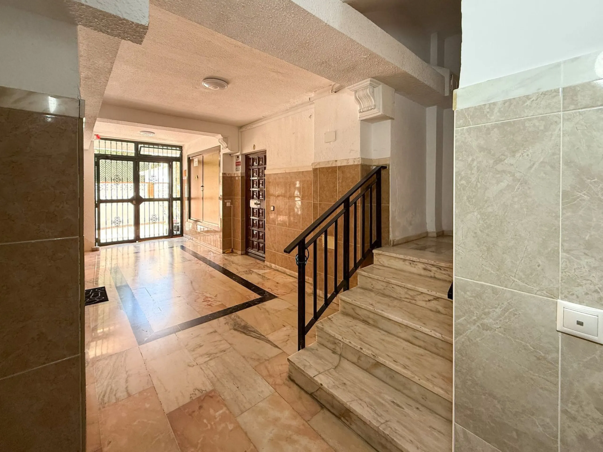 Fully Renovated Corner Apartment with Sea Views in the Heart of Arroyo de la Miel