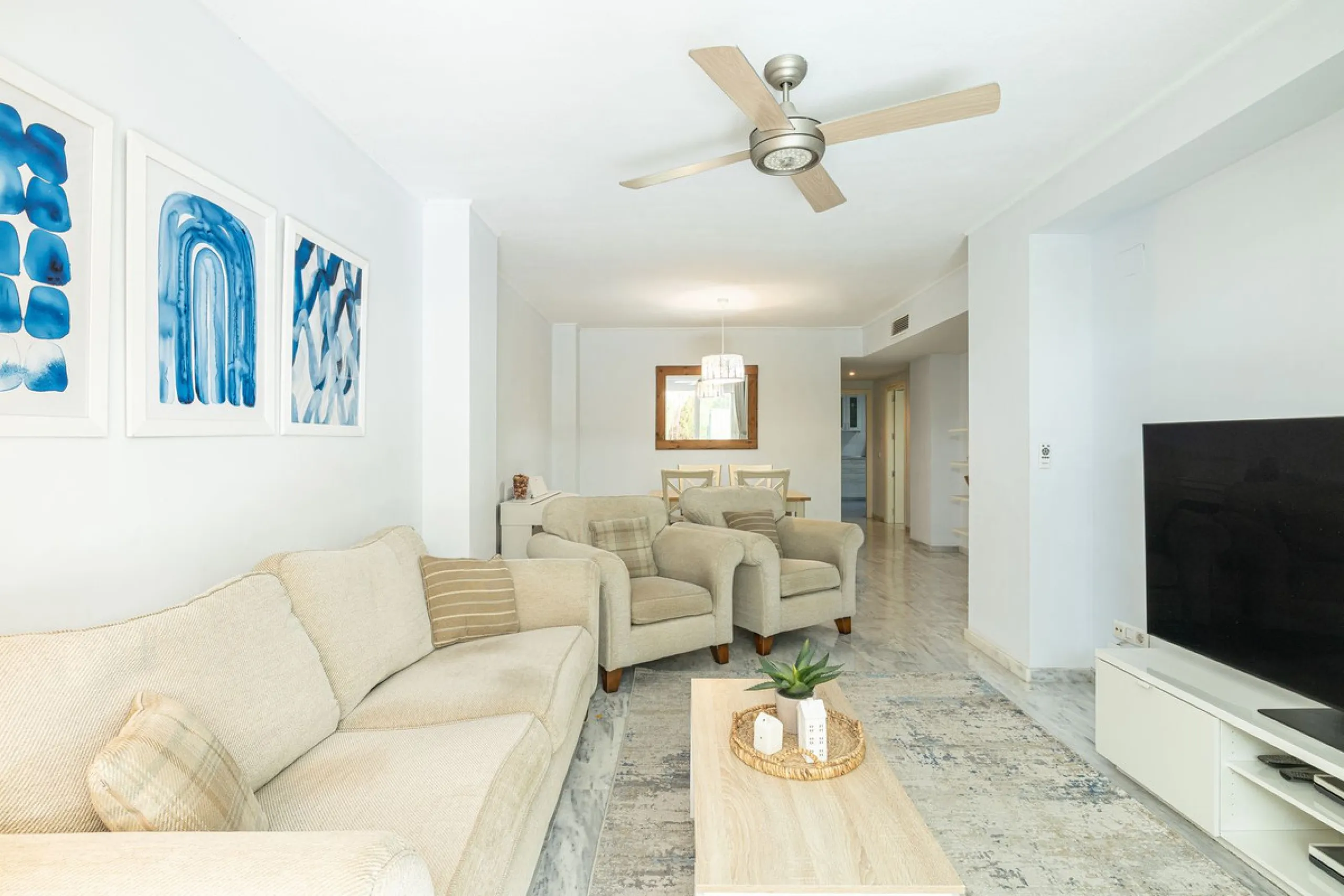 Beautiful and spacious 3-bedroom ground floor apartment located in Nueva Andalucía, Marbella. Set within a well-maintained and highly desirable community, the property is within walking distance of local amenities and the renowned Real Club de Pádel. The 