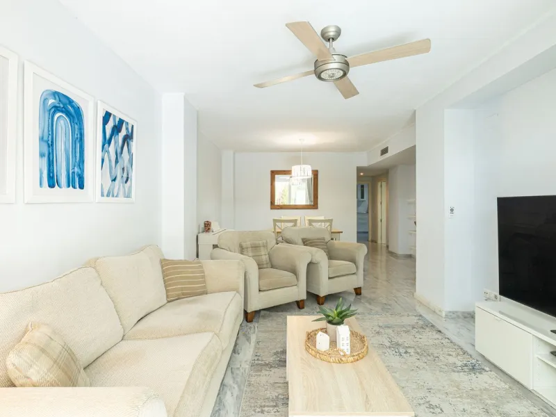 Beautiful and spacious 3-bedroom ground floor apartment located in Nueva Andalucía, Marbella. Set within a well-maintained and highly desirable community, the property is within walking distance of local amenities and the renowned Real Club de Pádel. The 