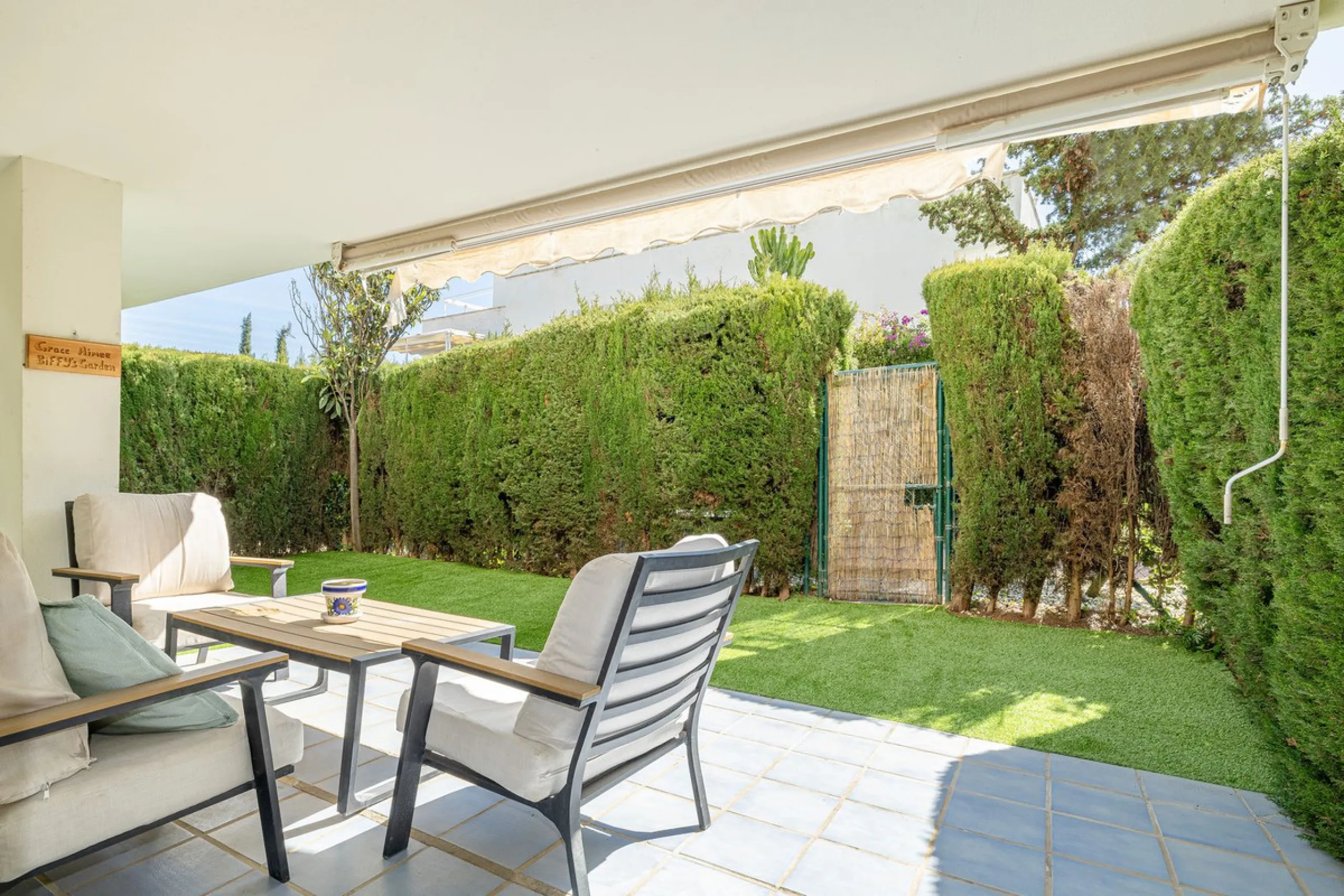 Beautiful and spacious 3-bedroom ground floor apartment located in Nueva Andalucía, Marbella. Set within a well-maintained and highly desirable community, the property is within walking distance of local amenities and the renowned Real Club de Pádel. The 
