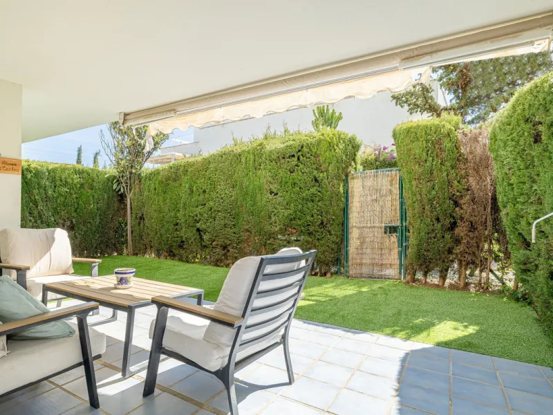 Beautiful and spacious 3-bedroom ground floor apartment located in Nueva Andalucía, Marbella. Set within a well-maintained and highly desirable community, the property is within walking distance of local amenities and the renowned Real Club de Pádel. The 