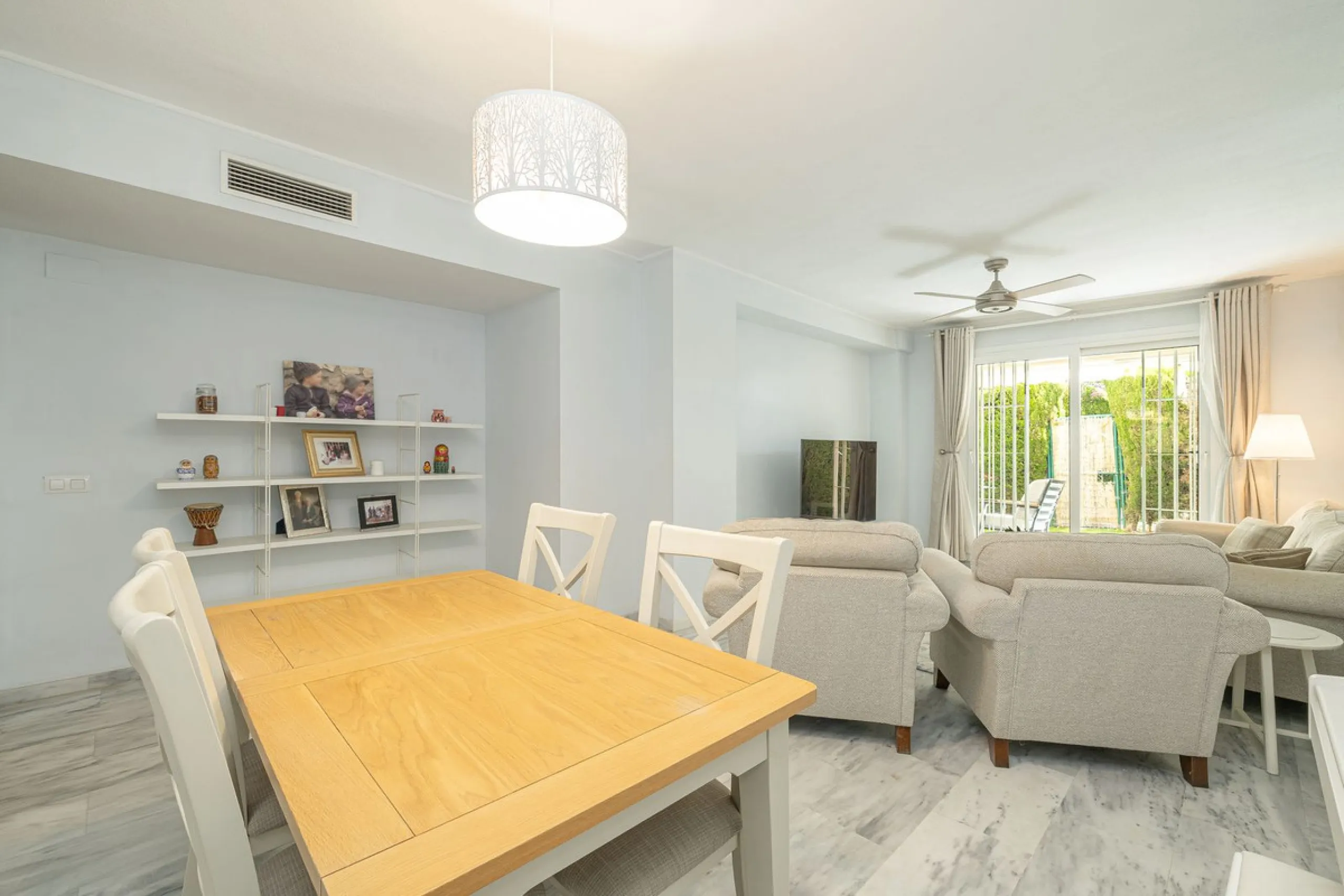 Beautiful and spacious 3-bedroom ground floor apartment located in Nueva Andalucía, Marbella. Set within a well-maintained and highly desirable community, the property is within walking distance of local amenities and the renowned Real Club de Pádel. The 