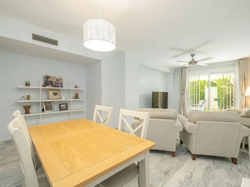 Beautiful and spacious 3-bedroom ground floor apartment located in Nueva Andalucía, Marbella. Set within a well-maintained and highly desirable community, the property is within walking distance of local amenities and the renowned Real Club de Pádel. The 