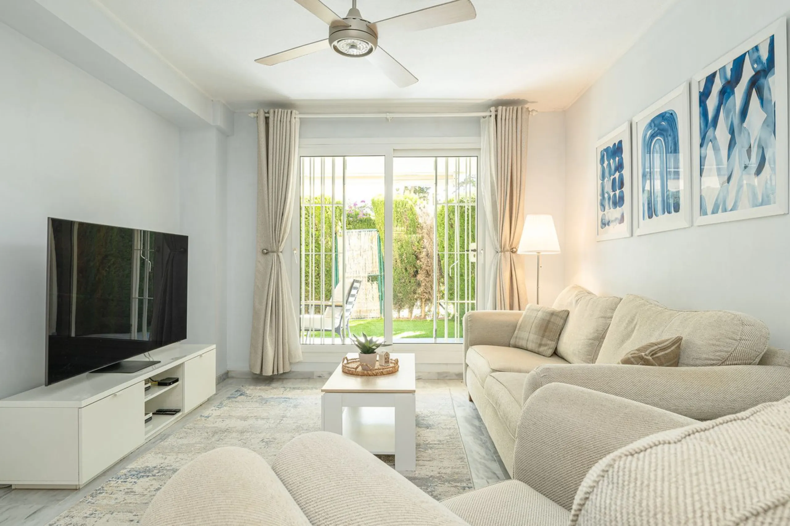 Beautiful and spacious 3-bedroom ground floor apartment located in Nueva Andalucía, Marbella. Set within a well-maintained and highly desirable community, the property is within walking distance of local amenities and the renowned Real Club de Pádel. The 