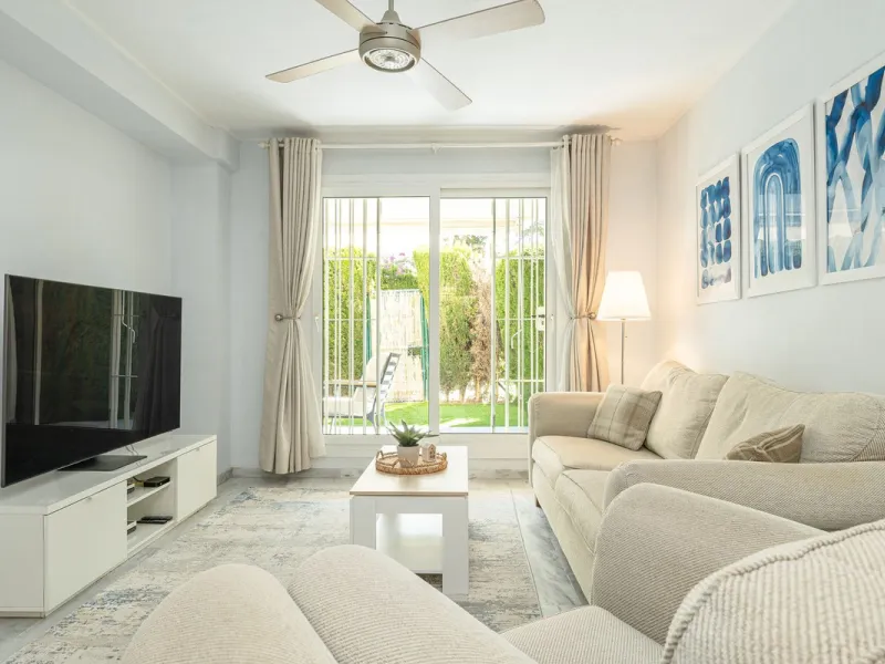 Beautiful and spacious 3-bedroom ground floor apartment located in Nueva Andalucía, Marbella. Set within a well-maintained and highly desirable community, the property is within walking distance of local amenities and the renowned Real Club de Pádel. The 