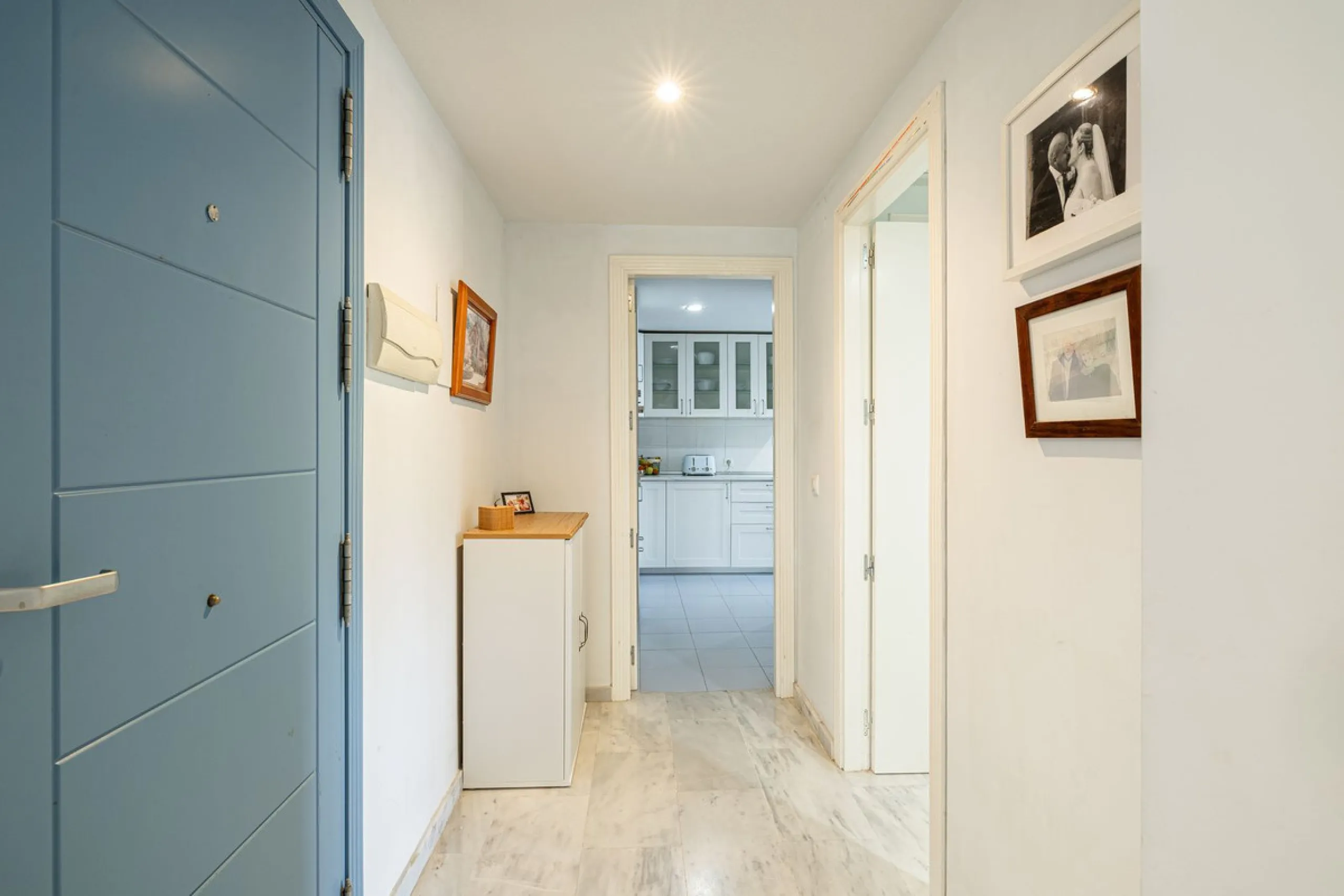 Beautiful and spacious 3-bedroom ground floor apartment located in Nueva Andalucía, Marbella. Set within a well-maintained and highly desirable community, the property is within walking distance of local amenities and the renowned Real Club de Pádel. The 