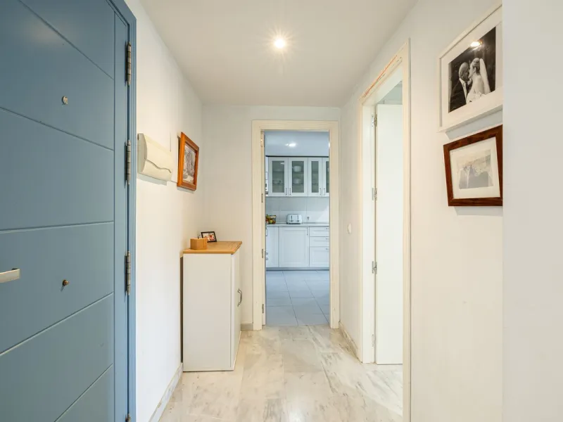 Beautiful and spacious 3-bedroom ground floor apartment located in Nueva Andalucía, Marbella. Set within a well-maintained and highly desirable community, the property is within walking distance of local amenities and the renowned Real Club de Pádel. The 