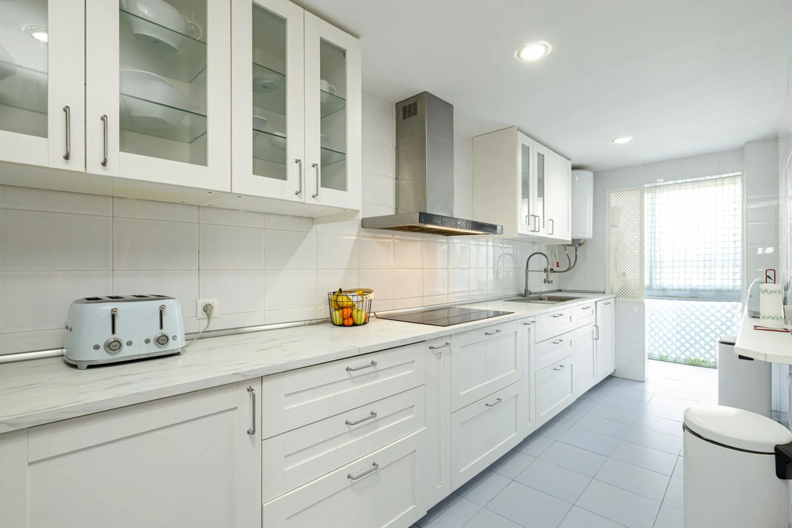 Beautiful and spacious 3-bedroom ground floor apartment located in Nueva Andalucía, Marbella. Set within a well-maintained and highly desirable community, the property is within walking distance of local amenities and the renowned Real Club de Pádel. The 