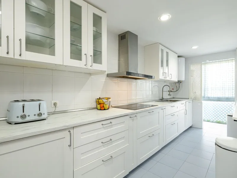 Beautiful and spacious 3-bedroom ground floor apartment located in Nueva Andalucía, Marbella. Set within a well-maintained and highly desirable community, the property is within walking distance of local amenities and the renowned Real Club de Pádel. The 
