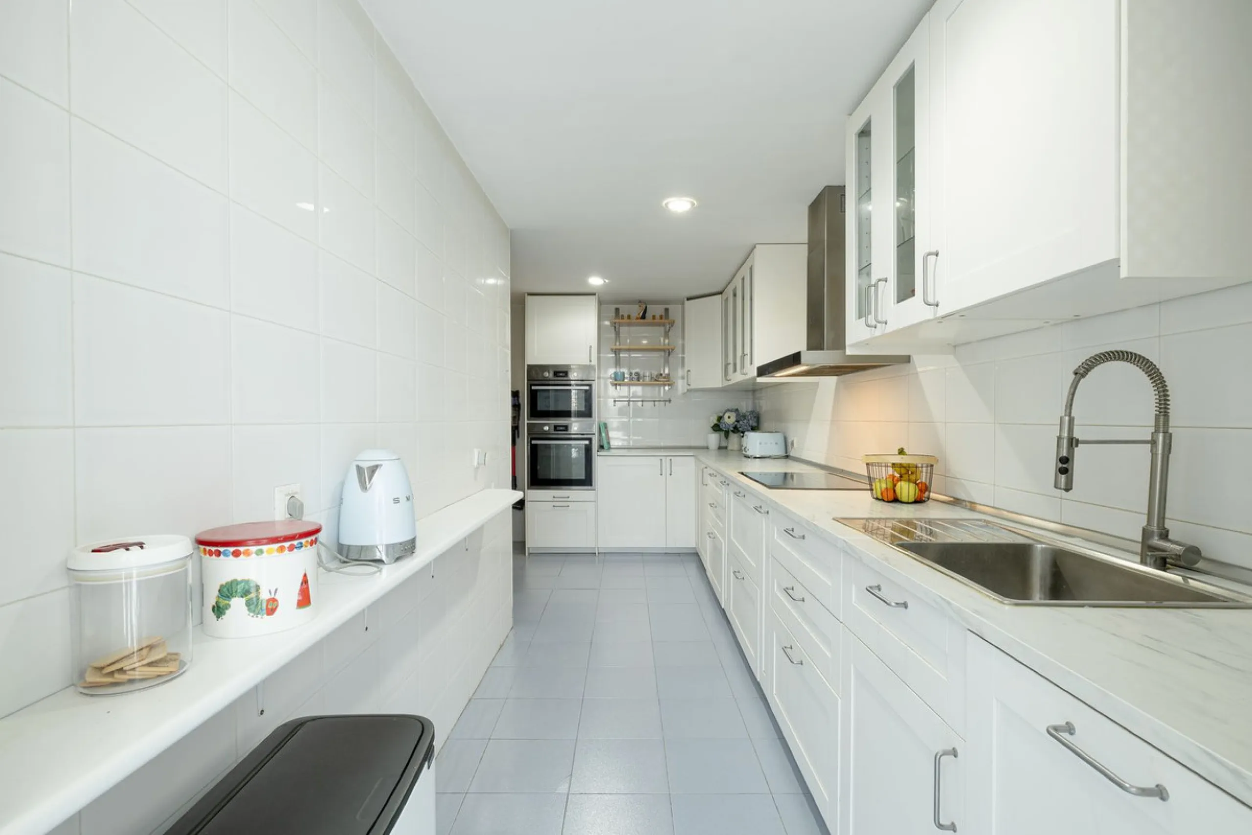 Beautiful and spacious 3-bedroom ground floor apartment located in Nueva Andalucía, Marbella. Set within a well-maintained and highly desirable community, the property is within walking distance of local amenities and the renowned Real Club de Pádel. The 