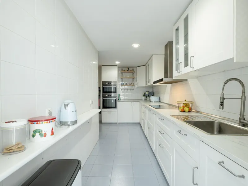 Beautiful and spacious 3-bedroom ground floor apartment located in Nueva Andalucía, Marbella. Set within a well-maintained and highly desirable community, the property is within walking distance of local amenities and the renowned Real Club de Pádel. The 