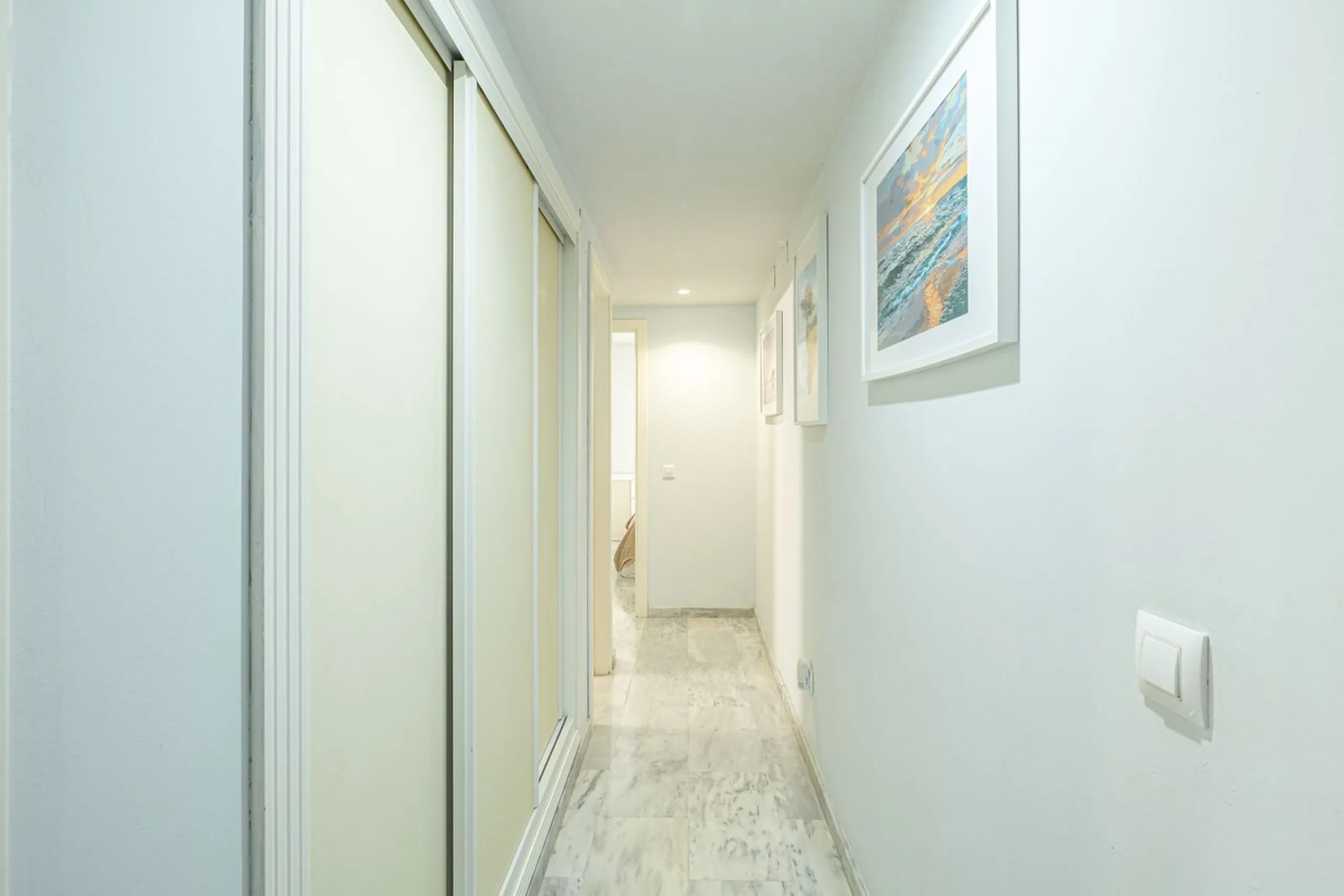 Beautiful and spacious 3-bedroom ground floor apartment located in Nueva Andalucía, Marbella. Set within a well-maintained and highly desirable community, the property is within walking distance of local amenities and the renowned Real Club de Pádel. The 