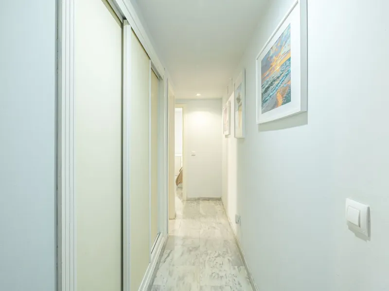 Beautiful and spacious 3-bedroom ground floor apartment located in Nueva Andalucía, Marbella. Set within a well-maintained and highly desirable community, the property is within walking distance of local amenities and the renowned Real Club de Pádel. The 