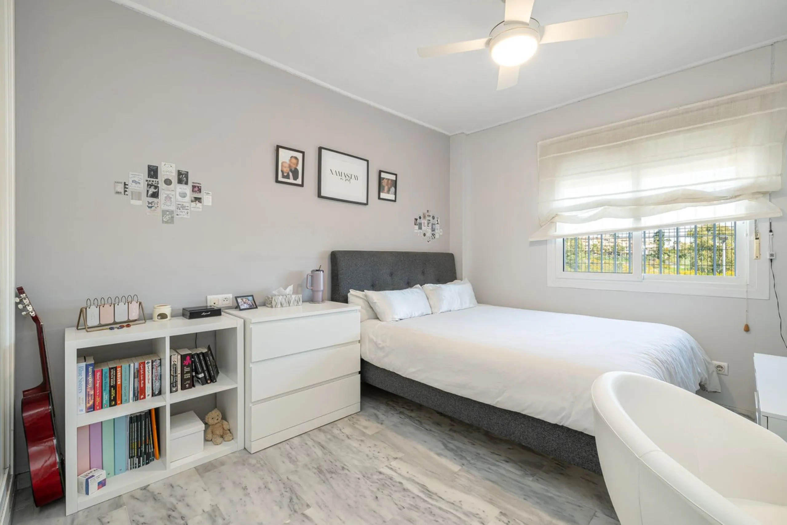 Beautiful and spacious 3-bedroom ground floor apartment located in Nueva Andalucía, Marbella. Set within a well-maintained and highly desirable community, the property is within walking distance of local amenities and the renowned Real Club de Pádel. The 